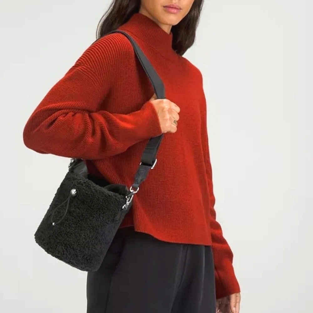 Lululemon | Crossbody Fleece Bucket Bag 2.5L